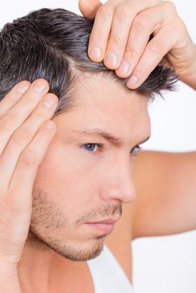 Выпадение волос у мужчин: причины и лечение