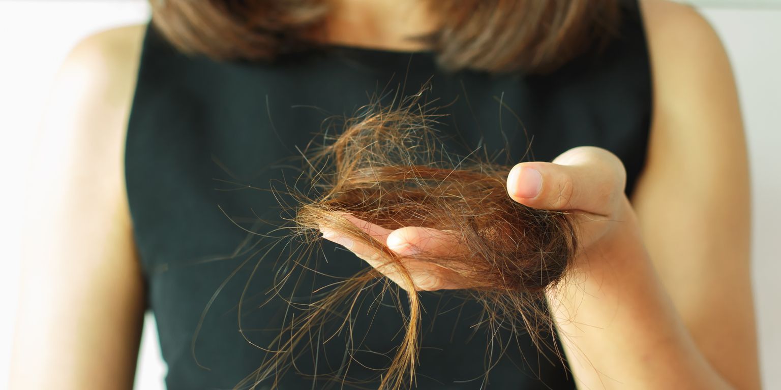 Нехватка чего провоцирует выпадение волос?
